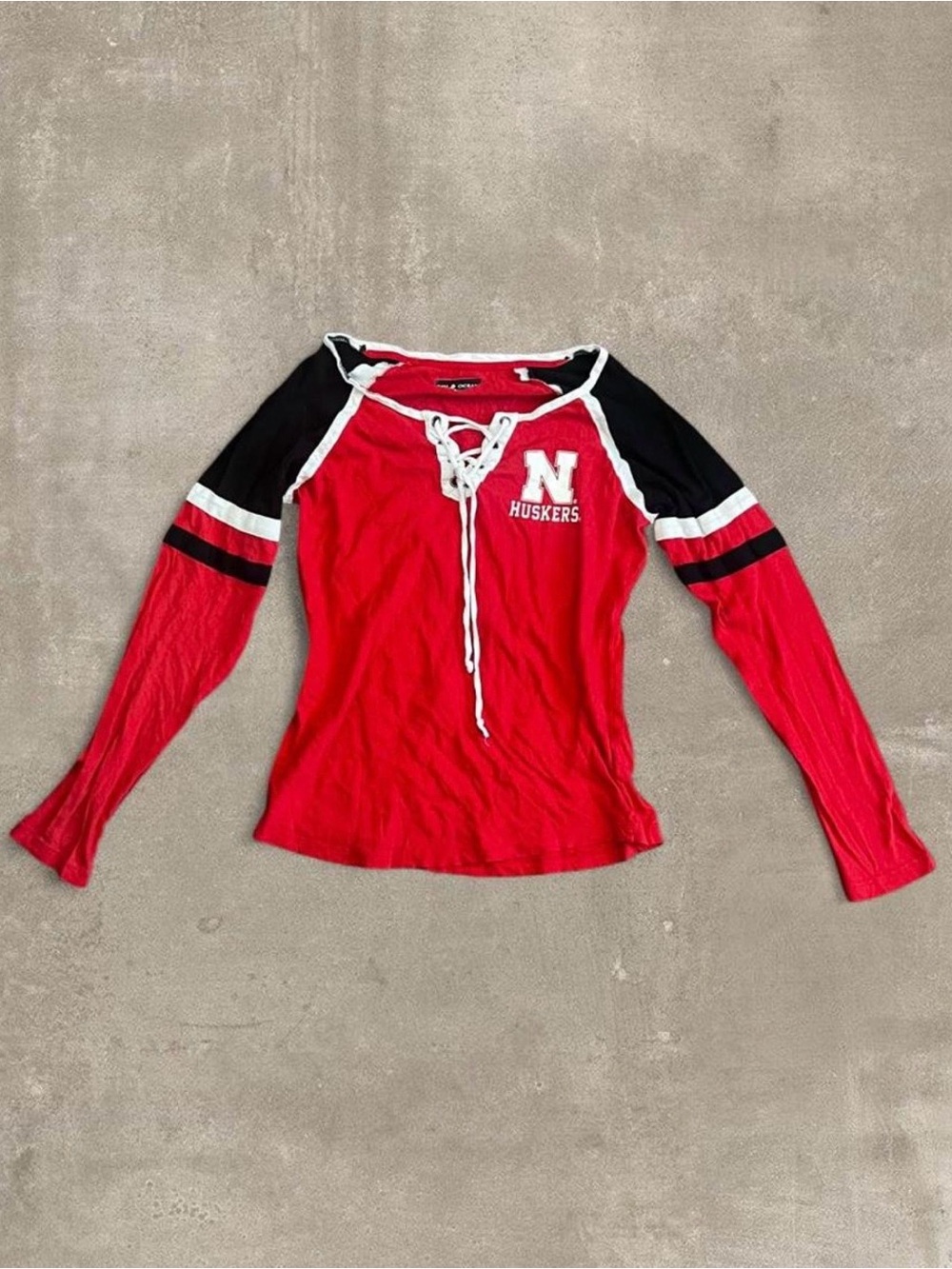 5th & Ocean Red Black Long Sleeve Lace-Up Huskers Tee